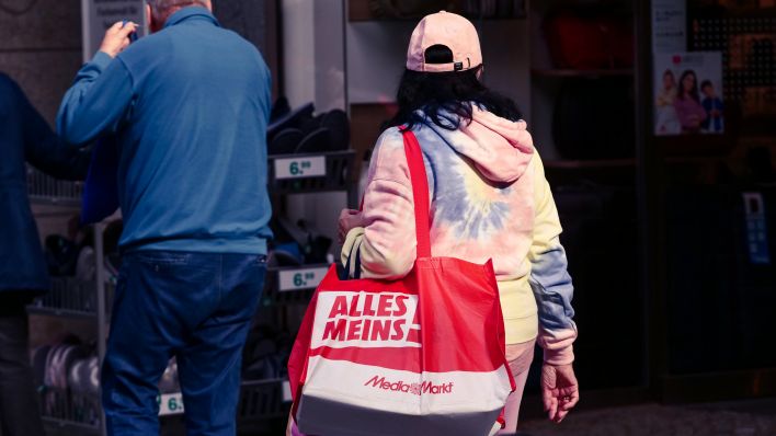 01.10.2020, Berlin. Eine Frau traegt eine Tasche von Media Markt mit der Aufschrift "Alles Meins" (Bild: dpa/Wolfram Steinberg)