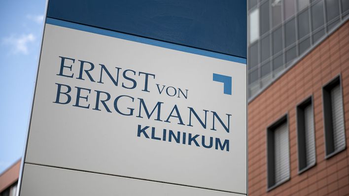 Der Eingangsbereich des Ernst von Bergmann Klinikums in Potsdam (Quelle: DPA/Fabian Sommer)