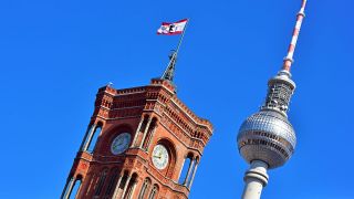 Der Sitz des Regierenden Bürgermeisters von Berlin, das Rote Rathaus mit dem Fernsehturm am Alexanderplatz (Quelle: DPA/Matthias Tödt)