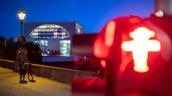 Symbolbild: Eine rote Fußgängerampel steht an der Straße vor dem Bundeskanzleramt. (Quelle: dpa/B. Jutrczenka)
