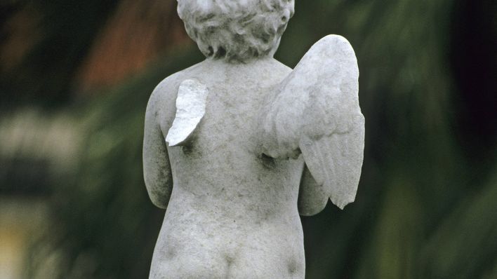Statue mit einem gebrochenen Flügel (Quelle: dpa)