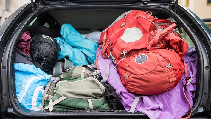 Gepäck liegt im vollen Kofferraum eines Autos. (Quelle: dpa/Sebastian Gollnow)