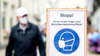 Ein Schild mit der Aufschrift "Stopp! Ab hier ist das Tragen einer Mund-Nasen-Bedeckung Pflicht!" (Quelle: dpa/Hauke-Christian Dittrich)