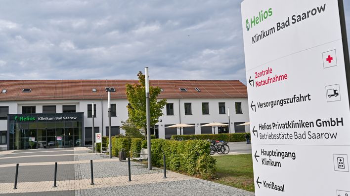 Der Haupteingang vom Helios-Klinikum in Bad Saarow. (Quelle: dpa/Patrick Pleul)