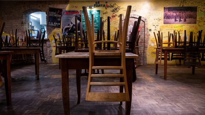 In einem Restaurant im Stadtteil Friedrichshain sind die Stühle auf den Tischen. (Quelle: dpa/Christophe Gateau)