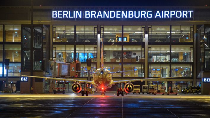Symbolbild: Ein Flugzeug der Fluggesellschaft easyJet am Flughafen Berlin Brandenburg Willy Brandt (BER) (Quelle: dpa/Stache)