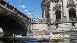 ARCHIV - 03.07.2016, Berlin: Teilnehmerinnen am «Berliner Flussbad Pokal» schwimmen in der Spree. (Quelle: dpa/Paul Zinken)
