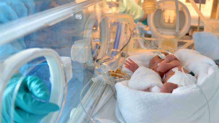 Archivbild: Ein zu früh geborenes Baby liegt in der Neonatologie in einem Inkubator. (Quelle: dpa/B. Pedersen)