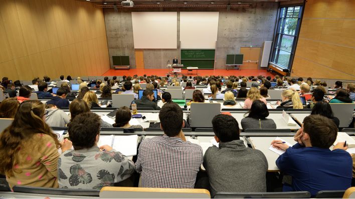 Studienanfänger sitzen während ihrer ersten Juravorlesung in einem Hörsaal der Juristischen Fakultät der Universität Potsdam. Quelle: Ralf Hirschberger/dpa