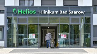 Der Haupteingang vom Helios-Klinikum. Nach einem Ausbruch des Coronavirus am Helios-Klinikum in Bad Saarow (Oder-Spree) nahm das Krankenhaus zunächst keine neuen Patienten mehr auf.