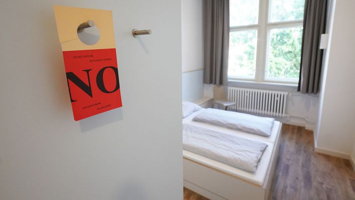 Symbolbild: Blick in ein Hotelzimmer (Quelle: dpa/Jörg Carstensen)