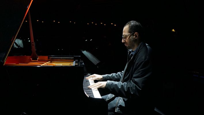 Brian Marsella, Pianist im Haus der Berliner Festspiele beim Soundcheck, beim Jazzfest Berlin 2019 (Quelle: dpa/POP-EYE)