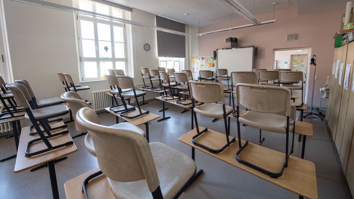 Archivbild: Ein Klassenzimmer mit hochgestellten Stühlen in Berlin. (Quelle: dpa/F. Sommer)