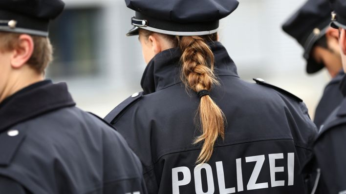 Symbolbild: Auszubildende der Polizeischule Brandenburg beobachten einen Einsatz. (Quelle: dpa/C. Charisius)