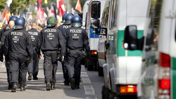 Symbolbild: Polizeieinsatz bei einer Demo in Berlin. (Quelle: dpa/C. Hardt)