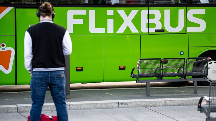 Ein Flixbus steht im Zentralen Omnibusbahnhof in Berlin (Quelle: dpa/Fabian Sommer)