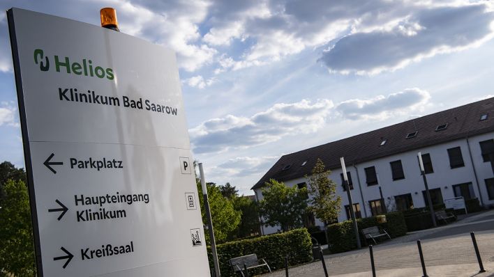 Das Schild mit der "Helios" steht vor dem Klinikum in Bad Saarow (Quelle: DPA/Paul Zinken)