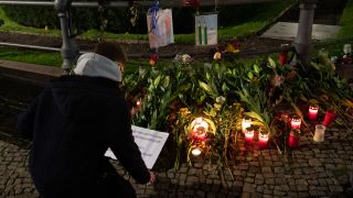 29.10.2020, Berlin: Menschen haben nach der Messerattacke in einer Kirche im südfranzösischen Nizza vor der französischen Botschaft Blumen und Kerzen abgelegt (Quelle: dpa/Paul Zinken)