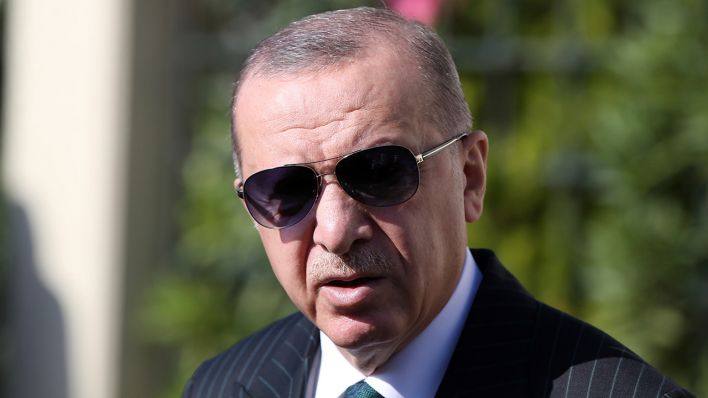 Der türkische Präsident Recep Tayyip Erdogan spricht vor Journalisten nach dem Freitagsgebet in Istanbul. (Quelle: dpa/Turkish Presidency via AP)