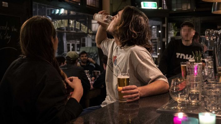 Die Gäste trinken in einer Bar (Quelle: dpa/Ramon van Flymen)