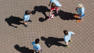 Symbolbild - Schüler spielen auf einem Schulhof (Bild: dpa/Julian Stratenschulte)