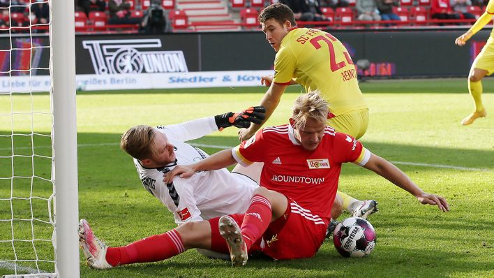 Unions Joel Pohjanpalo scheitert an Freiburgs Keeper Florian Müller (Quelle: imago images/Contrast)
