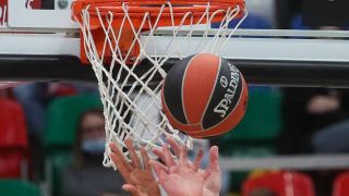 Ein Basketball wird von einem Spieler gefangen. Quelle: imago images/ITAR-TASS