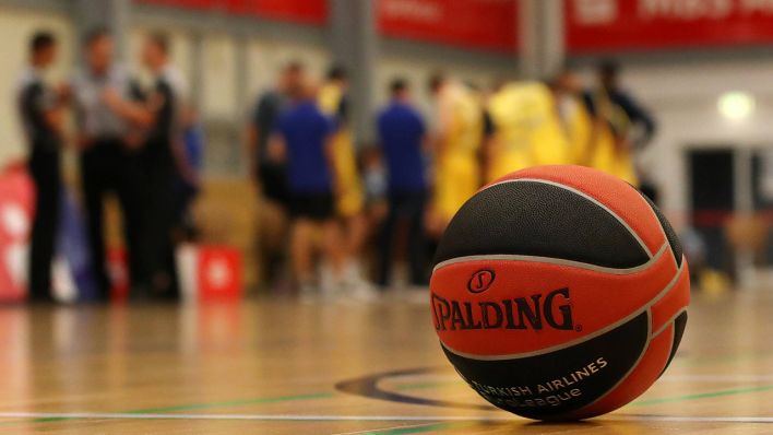 Ein Basketball beim Training von Alba Berlin. Quelle: imago images/Contrast