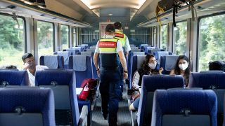 Symbilbild: Deutsche Bahn verstärkt die Kontrollen in den Zügen zur Einhaltung der Maskenpflicht. (Quelle: imago images/H. Rudel)