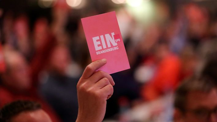 Ein Delegierter hält eine Stimmkarte auf dem außerordentlichen Landesparteitag der Brandenburger SPD in die Höhe. Quelle: www.imago-images.de