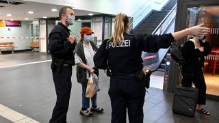 Symbolbild: Schwerpunktkontrolle Maskenpflicht durch die Bundespolizei an einem Hauptbahnhof. (Quelle: imago images/U. Gottschalk)