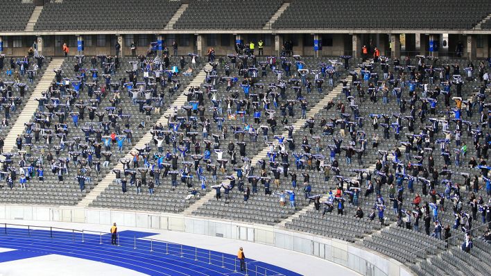 Fans in der Ostkurve von Hertha BSC. Quelle: imago images/Nordphoto