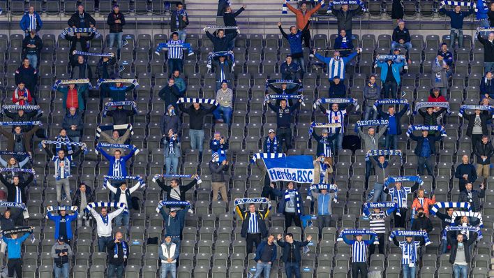 Hertha-Fans während des Heimspiels gegen Frankfurt. Quelle: imago images/Camera 4