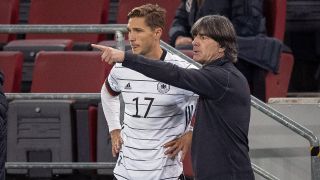 Niklas Stark mit Bundestrainer Jogi Löw (imago images)
