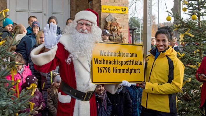 Weihnachtsmann vor seiner Postfiliale in Himmelpfort (Bild: imago images/Christian Ditsch)