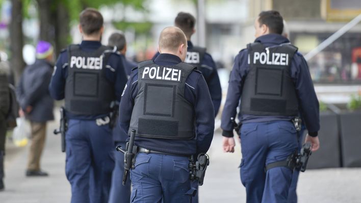 Symbolbild - Polizisten sind in Berlin im Außendienst. (Bild: imago images/Schoening)