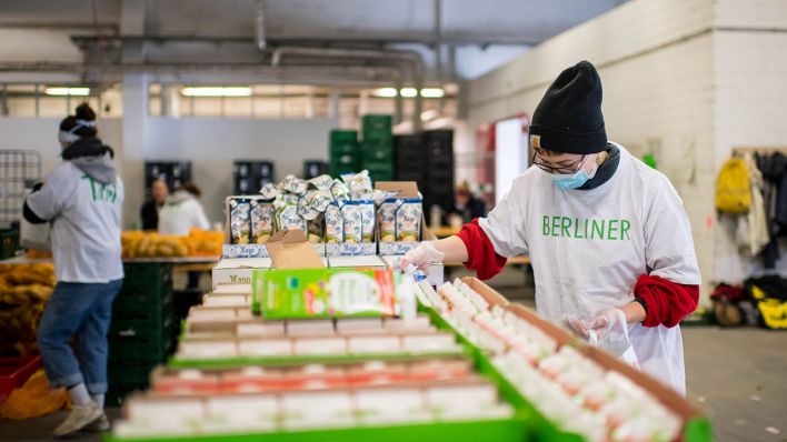 Berliner Tafel packt Lebensmitteltüten
