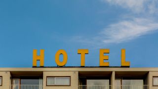 Schriftzug eines Hotels (Quelle: imago-images)
