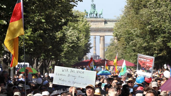 Archiv - Tausende demonstrieren am 01.08.2020 in Berlin gegen die Corona-Maßnahmen unter dem Motto "Tag der Freiheit - Das Ende der Pandemie" (Bild: imago-images/Müller-Stauffenberg)