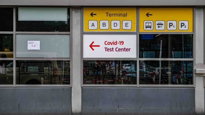 Corona-Testzentrum am Flughafen Tegel (Bild: imago images/F.Anthea Schaap)