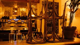 Symbolbild - Stühle stehen auf der Bar einer geschlossenen Kneipe. (Bild: imago images/Marie Magnin)