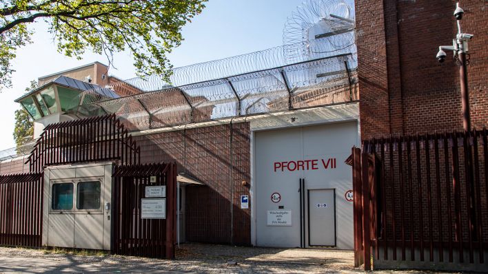 Die Berliner Justizvollzugsanstalt Moabit von außen mit Eingang VI. (Quelle: imago-images/Andreas Gora)