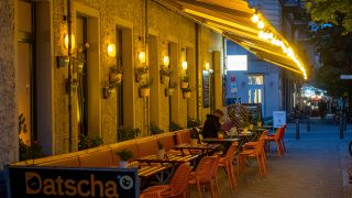 Das Restaurant Datscha in Berlin-Prenzlauer Berg. Seit dem 09.10.2020 gilt zur Eindämmung der Cotona-Pandemie eine Sperstunde ab 23 Uhr. Quelle: T.Seeliger/www.imago-images.de