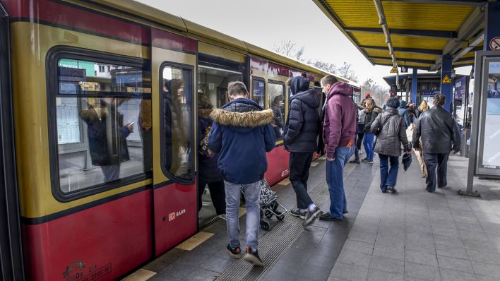 Fahrgäste steigen im Bahnhof Bundesplatz in eine S-Bahn ein. (Quelle: imago-images/Schöning)