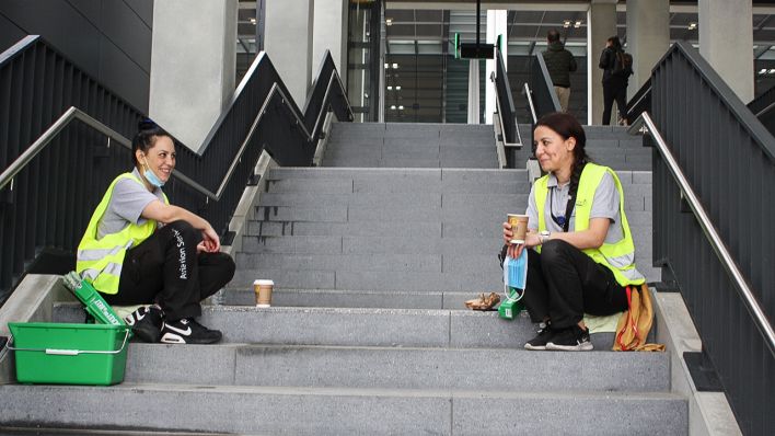 Tamara Kutanoski und Fethye machen ein Pause von ihrem BER-Job (Bild: rbb/Ruwoldt)