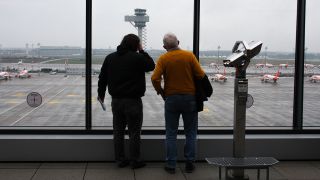Der Bremer Benjamin Salge (links) mit einem anderen Besucher auf der Suche nach den Flugzeugen (Bild: rbb/Ruwoldt)