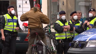 Ein Radfahrer wird im Oktober 2020 bzgl des Tragens eines Mund-Nasen-Schutzes in der Berliner Bergmannstraße kontrolliert. (Quelle: rbb)