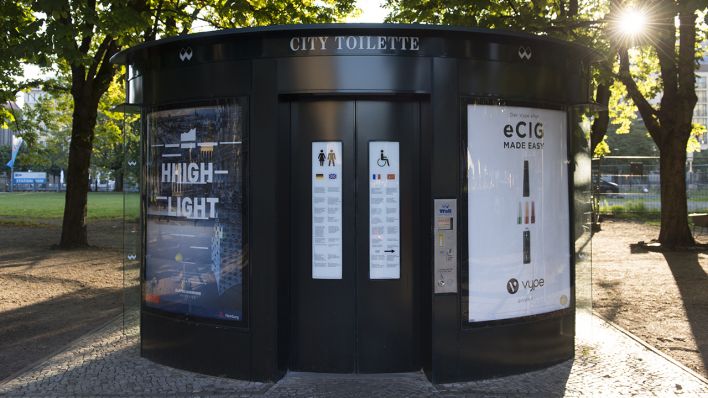 Achivbild: Eine City-Toilette der Firma Wall in Berlin