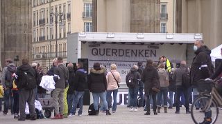 Teilnehmende der Querdenker-Demonstration stehen am 11.10.2020 am Brandenburger Tor in Berlin. (Bild: rbb/Abendschau)