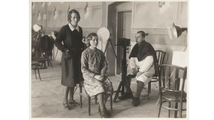 Dora Maria Kahlich (stehend) bei der anthropologischen Arbeit. 1933/34 untersuchte sie donauschwäbische Familien im rumänischen Marienfeld (Teremia Mare). (Quelle: Naturhistorisches Museum Wien, Anthropologische Abteilung)